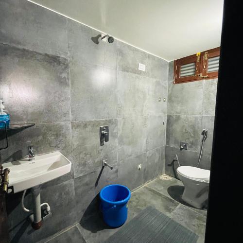 y baño con lavabo y aseo. en Dharani Home Stay, en Badami