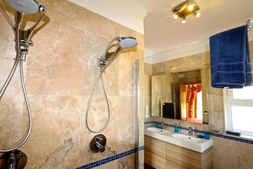 Ένα μπάνιο στο Luxury Vilamoura Villa 4 Bedrooms Villa Corvo Billiards