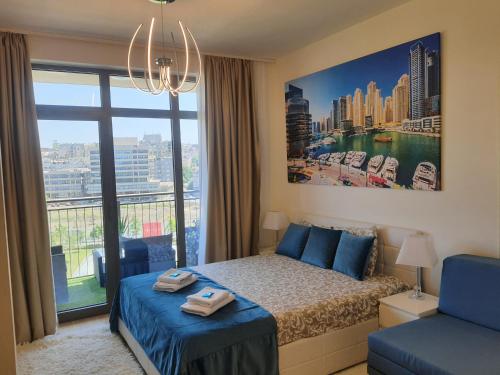 een slaapkamer met een bed en een groot raam bij Belgrade Waterfront Lux Apartment in Belgrado