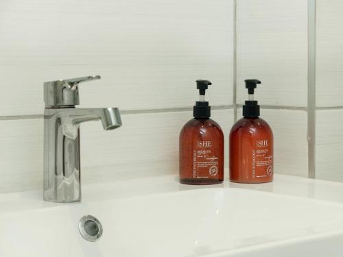 dwie butelki mydła na zlewie w łazience w obiekcie Blakeskerra Barn w mieście Kenfig