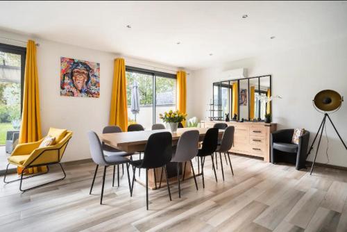 une salle à manger avec une table et des chaises dans l'établissement Villa des rives du Lac, à Montans