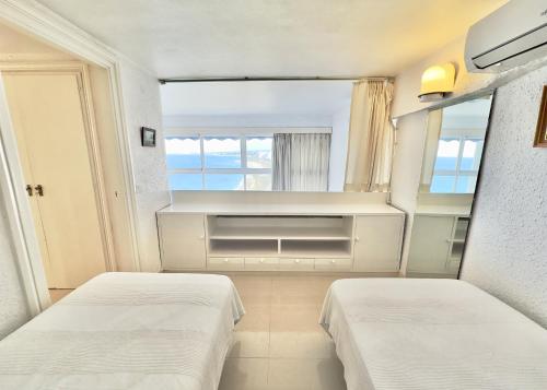 Postel nebo postele na pokoji v ubytování Skol 609 - Duplex 1 Bedroom in Skol Marbella with Amazing Sea Views.