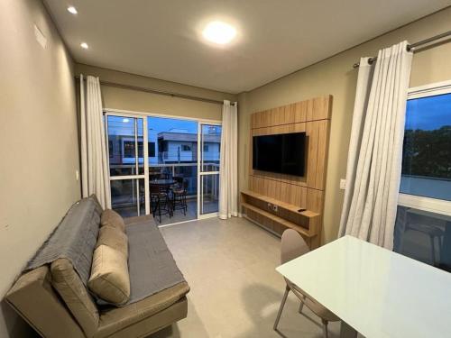 sala de estar con sofá y mesa en Tipo Byron Beach Residence- 101, en Bombinhas