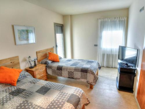聖安東尼奧·德·卡隆的住宿－Piso Edificio Ramón，一间卧室配有两张床和一台平面电视
