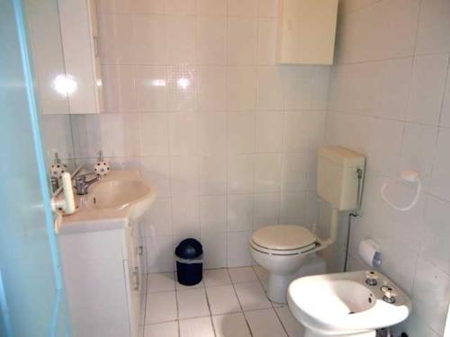 斯特龍博利的住宿－Ca Balena piccola e grande，白色的浴室设有卫生间和水槽。