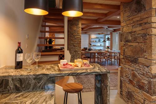 - une cuisine avec une table, une bouteille de vin et des verres dans l'établissement Miremont Apartment - Chamonix All Year, à Chamonix-Mont-Blanc