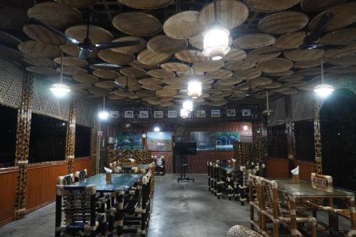 ห้องอาหารหรือที่รับประทานอาหารของ Kaziranga Eco Camp