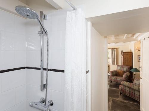 uma casa de banho com chuveiro e cortina de chuveiro em Big Barns Cottage em Backies