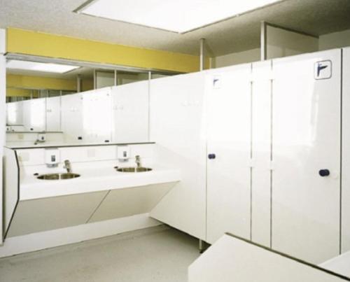 uma casa de banho branca com armários brancos e lavatórios em Luxe Lodgetent em Holten