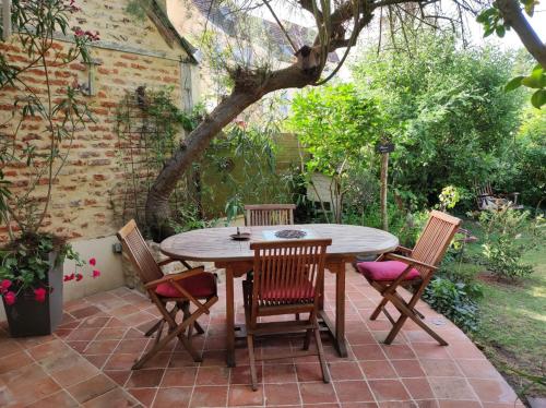 une table et des chaises assises sur une terrasse dans l'établissement Chambres d'hôtes de charme sur LE MANS, au Mans