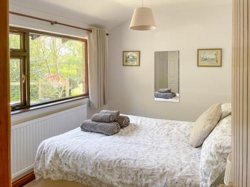 - une chambre avec un lit et 2 serviettes dans l'établissement Llwyn Onn, à Newchurch