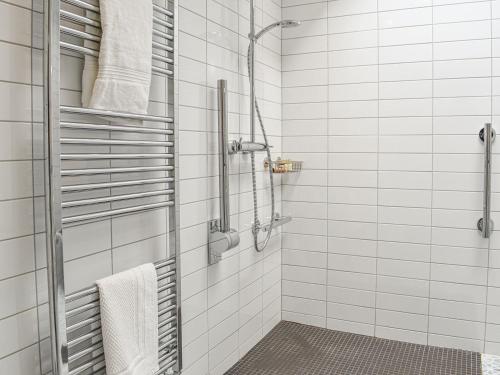 een badkamer met een douche met witte tegels bij Church View - Ukc5700 in Castletown