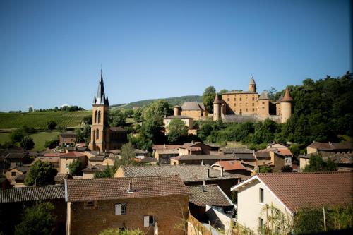 une ville avec une église et une ville avec des maisons dans l'établissement L'ABRI du château SPA et détente, à Jarnioux
