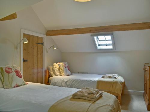 1 dormitorio con 2 camas y ventana en Load Pot, en Watermillock