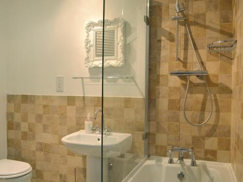 ウォーターミロックにあるLoad Potのバスルーム(シャワー、洗面台、トイレ付)