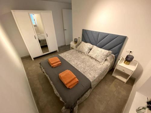 einen Blick über ein Schlafzimmer mit einem Bett und einem Spiegel in der Unterkunft Moderno duplex en la Tacita de Plata in Cádiz