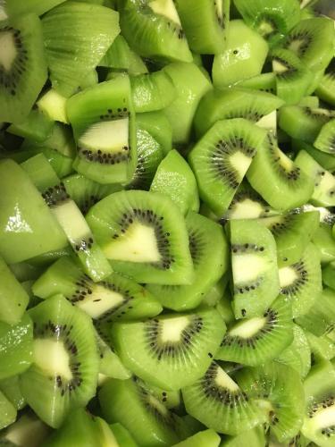 a pile of kiwi fruit cut in half at L'auberge de l'abbaye in Sorde-lʼAbbaye