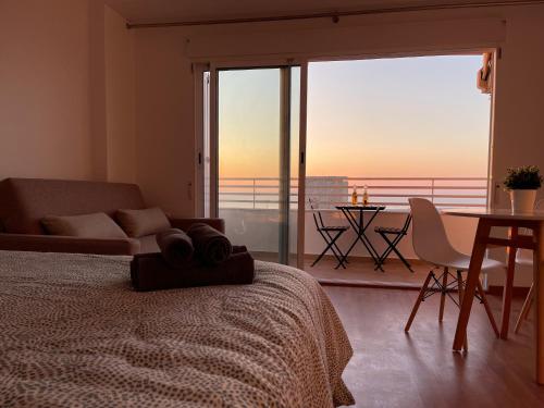 Ένα ή περισσότερα κρεβάτια σε δωμάτιο στο Suites Alicante