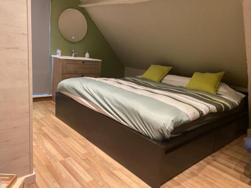 埃綱爾赫姆的住宿－CasaDeKaMa，卧室里一张带两个黄色枕头的床