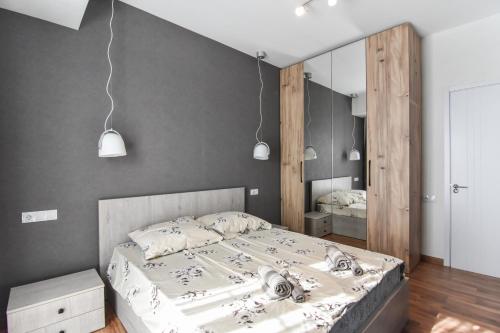- une chambre avec un lit et un grand miroir dans l'établissement Ninoshvili's Painter's Home, à Tbilissi