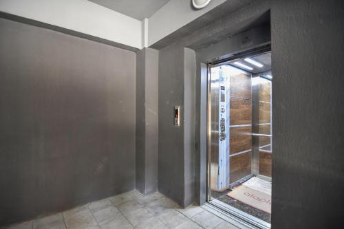 une pièce vide avec une porte en verre dans un bâtiment dans l'établissement Ninoshvili's Painter's Home, à Tbilissi