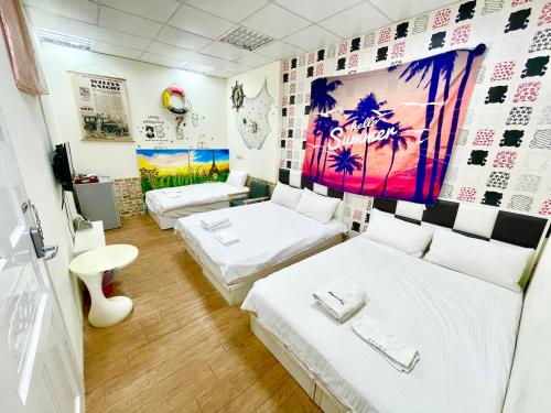 um quarto com duas camas e um sofá em 逢甲旅人Inn em Taichung