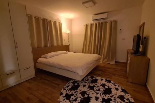 Step To Hermon Big appartmentにあるベッド