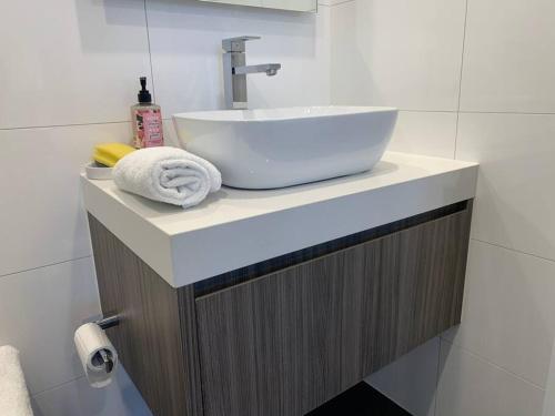 Bilik mandi di 2 bedroom In the Middle of Sydney with Beautiful River View
