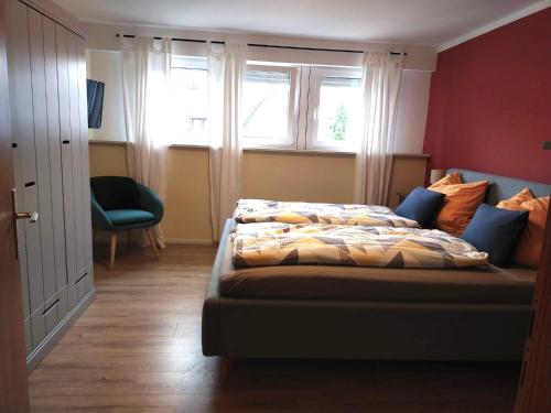 um quarto com uma cama e uma janela em Hunsrück-Juwel em Kastellaun