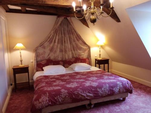 1 dormitorio con 1 cama grande con dosel en Domaine de launay blot, Proche MT ST MICHEL, en Baguer-Morvan