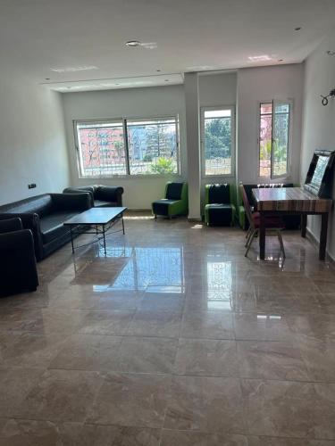 a room with a couch and a table and chairs at Appartement calme au centre ville in Casablanca