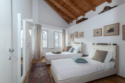 Postel nebo postele na pokoji v ubytování A Casa Nuccia Mansarda by Holiday Solutions