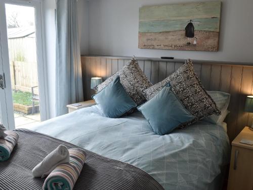 Un pat sau paturi într-o cameră la Beach Comber Cottage