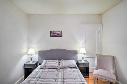 een slaapkamer met een bed en twee stoelen en twee lampen bij Charming Albany Retreat about 3 Mi to Downtown! in Albany