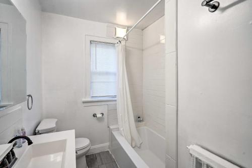 een witte badkamer met een wastafel en een toilet bij Charming Albany Retreat about 3 Mi to Downtown! in Albany