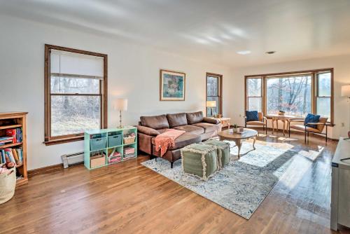 Χώρος καθιστικού στο Spacious Columbia Home about 9 Mi to Water Gap!