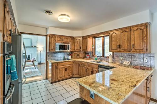 Η κουζίνα ή μικρή κουζίνα στο Spacious Columbia Home about 9 Mi to Water Gap!