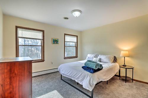 Ένα ή περισσότερα κρεβάτια σε δωμάτιο στο Spacious Columbia Home about 9 Mi to Water Gap!