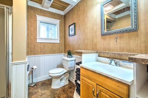 La salle de bains est pourvue de toilettes, d'un lavabo et d'un miroir. dans l'établissement Victoria Home with Basketball Hoop!, à Victoria