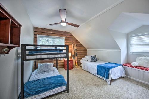 een slaapkamer met 2 stapelbedden en een plafond bij Gun Barrel City Home with Private Deck in Gun Barrel City