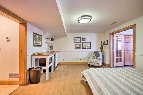 um quarto com uma cama, uma secretária e uma cadeira em Secluded Ellsworth Apartment - Hiking Nearby! 