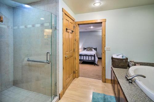 y baño con ducha, bañera y lavamanos. en Secluded Ellsworth Apartment - Hiking Nearby!, 