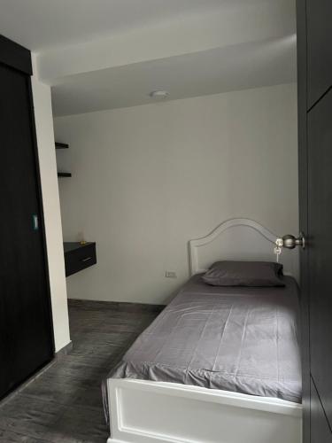 En eller flere senge i et værelse på Hermoso Hospedaje Palmira