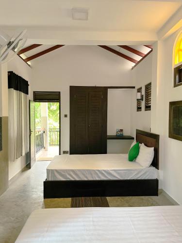En eller flere senger på et rom på Tropical Vibes - Kathaluwa