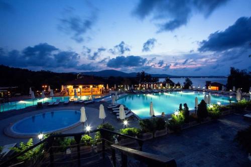 widok na basen w ośrodku w nocy w obiekcie Cosy Apartment with Sea view in Santa Marina w mieście Sozopol