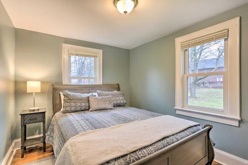 een slaapkamer met een bed en een raam bij Cozy Campbell Hall Getaway with Porch! in Campbell Hall