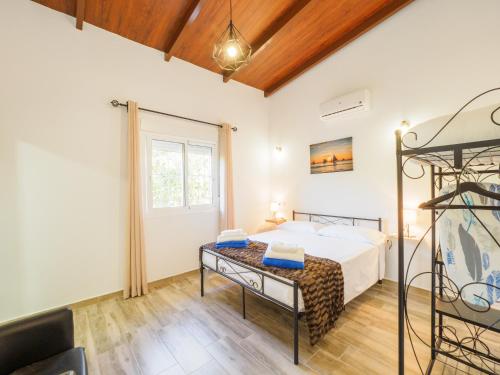 ein Schlafzimmer mit einem Bett in einem Zimmer in der Unterkunft Cubo's Villa Marifran in Cártama