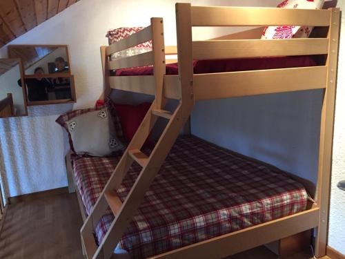 quelques lits superposés dans une chambre dans l'établissement Duplex chaleureux, au Monêtier-les-Bains