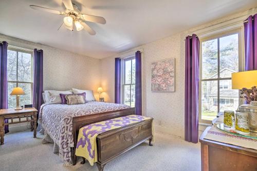 una camera con letto e ventilatore a soffitto di The Porch House Located in Historic Village a Granville