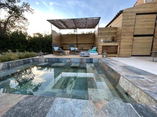 une piscine au milieu d'une maison dans l'établissement Mas Aupiho, à Saint-Rémy-de-Provence